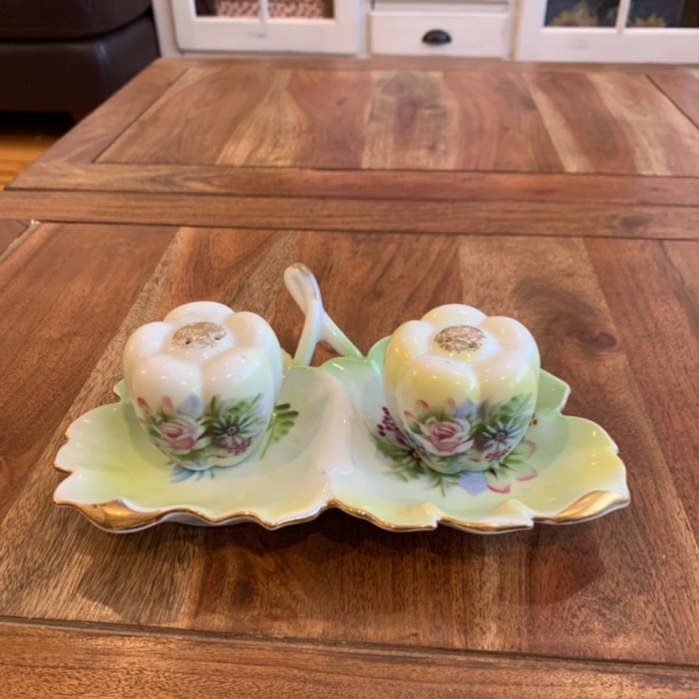 Leffon China Salt/Pepper shaker with dish